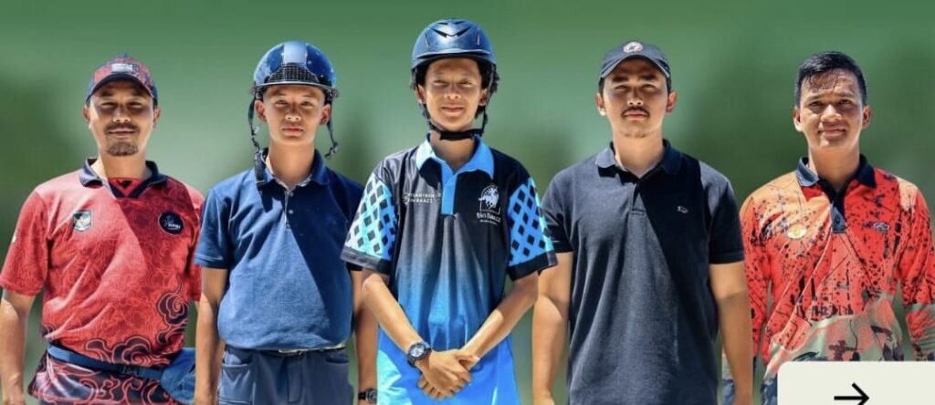 Para atlet Timnas Tent Pegging Indonesia sedang menjalani sesi latihan intensif dan simulasi pertandingan di YONKAVKUD I Sembrani, Parongpong, Jawa Barat.