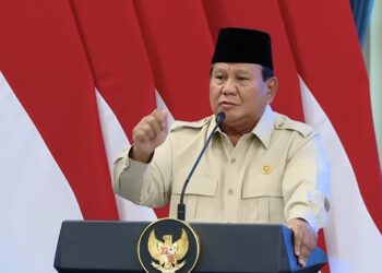 Presiden Prabowo Subianto memberikan apresiasi dan hadiah jalur sekolah perwira kepada atlet berkuda Riko Ganda Febriyanto yang meraih perak SEA Games 2025 meski mengalami patah tulang rusuk.