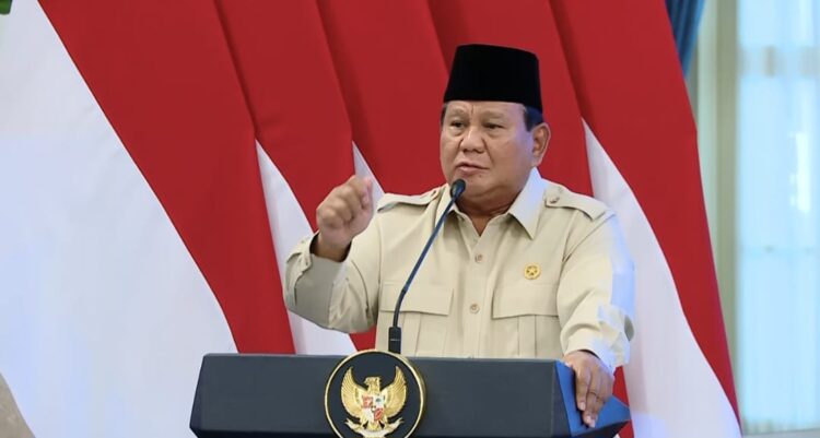 Presiden Prabowo Subianto memberikan apresiasi dan hadiah jalur sekolah perwira kepada atlet berkuda Riko Ganda Febriyanto yang meraih perak SEA Games 2025 meski mengalami patah tulang rusuk.