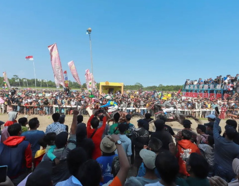 llustrasi---Penampakan membludaknya penonton balap pacuan kuda. (Tangkapan layar/Instagram @visitkebumen)