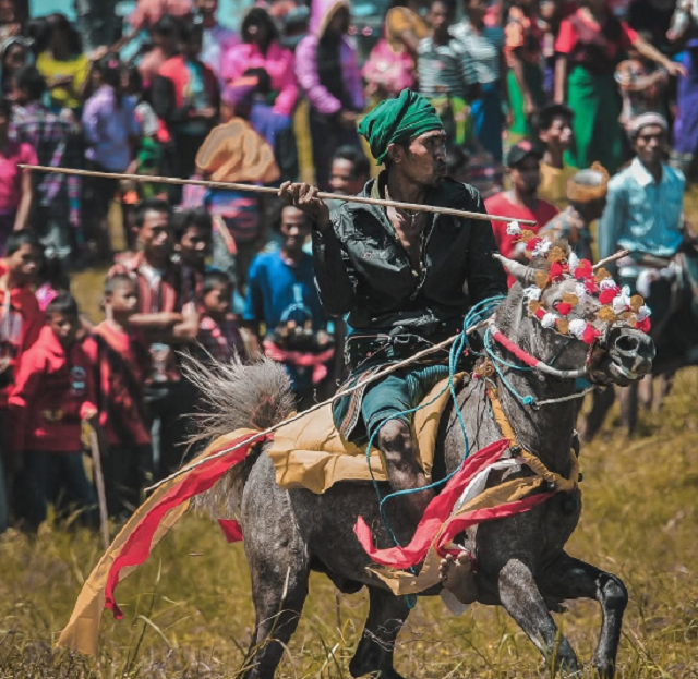 Tradisi Pasola di Sumba. (tangkapan layar/Instagram Pesona Indonesia)