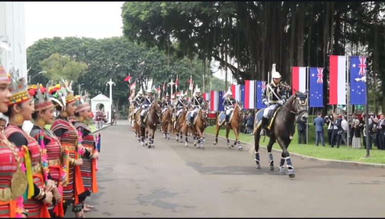 Momen Presiden RI Prabowo Subianto menyambut kedatangan Perdana Menteri Australia Anthony Albanese dengan pulihan kuda dalam rangka kunjungan kerja resminya di Istana Merdeka, Jakarta Pusat, Jumat (6/2/2025). (Dokumentasi Gerindra)