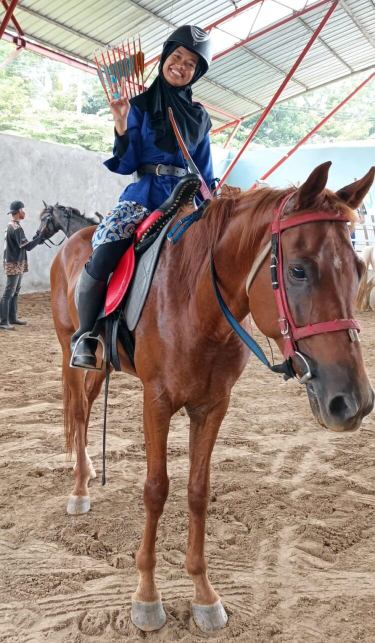 Atlet berkuda memanah Kabupaten Probolinggo Heny Soviyati Karomah sukses menempati peringkat ke-8 level Asia dan peringkat ke-6 tingkat Nasional kategori campuran dalam ajang International Liga Memanah Berkuda Indonesia (ILMBI) Series 1. (Dok. Pordasi)