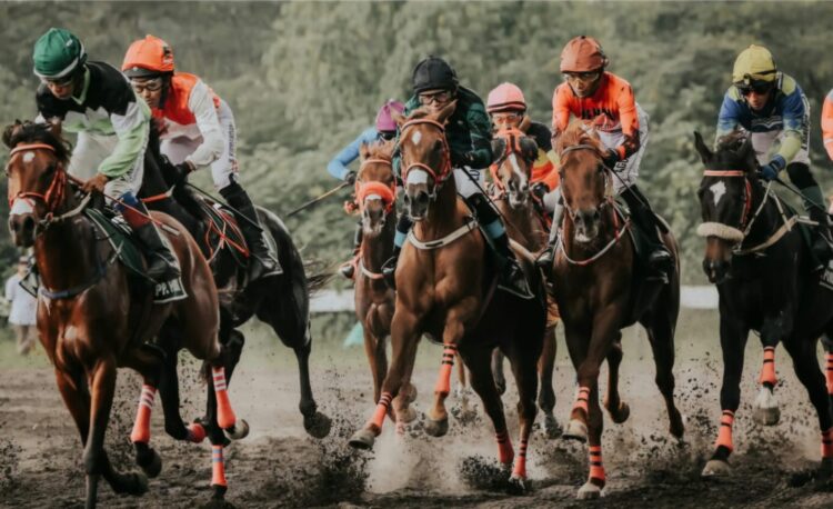 Ilustrasi---Penampakan sejumlah joki bersaing sengit dalam kompetisi olahraga pacuan kuda. (Dokumentasi SARGA.CO)