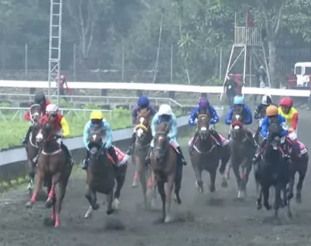Pertandingan Indonesia's Horse Racing (IHR) Jateng Derby 2026 pada kelas bergengsi 3 tahun Derby Div.I 1.600 meter di Gelanggang Pacuan Kuda Tegalwaton, Semarang, Jawa Tengah (Jateng) pada Minggu (15/2/2026) berlangsung sengit.  (Dok. Youtube SARGA.CO)