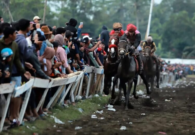 Ilustrasi---Penampakan beberapa kuda pacu saat bertanding.   (Dokumentasi Instagram Kebumen Update)