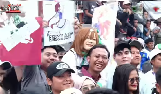 Penampakan komunitas anime yang turut meramaikan Ajang Derby Jateng 2026 yang digelar di Tegalwaton, Semarang pada Minggu (15/2). (tangkapan layar/Youtube)