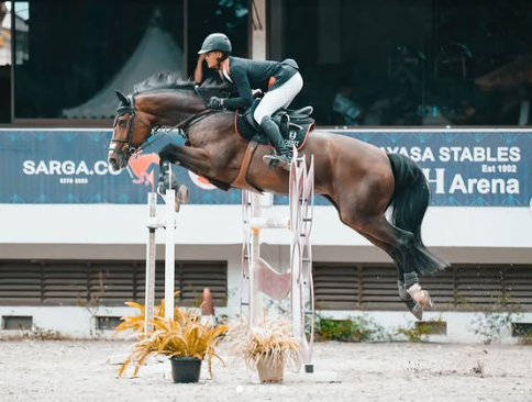 Ilustrasi--Arserl Rizki Brayudha, rider saat bersaing di kejuaraan show jumping.  (tangkapan layar/Instagram @arserlrizki)