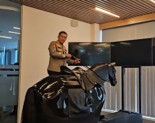 Tak Sembarangan Tunggangi Kuda saat Bertugas, Personel Ditpolsatwa Polri Wajib Ikuti Simulator Turangga Agar Mahir Berkuda!