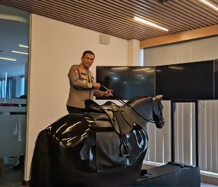 Kasubdit Pelacakan dan Penangkalan (Cakkal) Ditpolsatwa Korsabhara Baharkam PolriKombes Gatot Aris Purbaya (Garis) saat mempertunjukkan cara menggunggangi simulator kuda di Markas Den Turangga, Kelapa Dua, Depok. (tangkapan layar/Instagram, garistrakos.official)