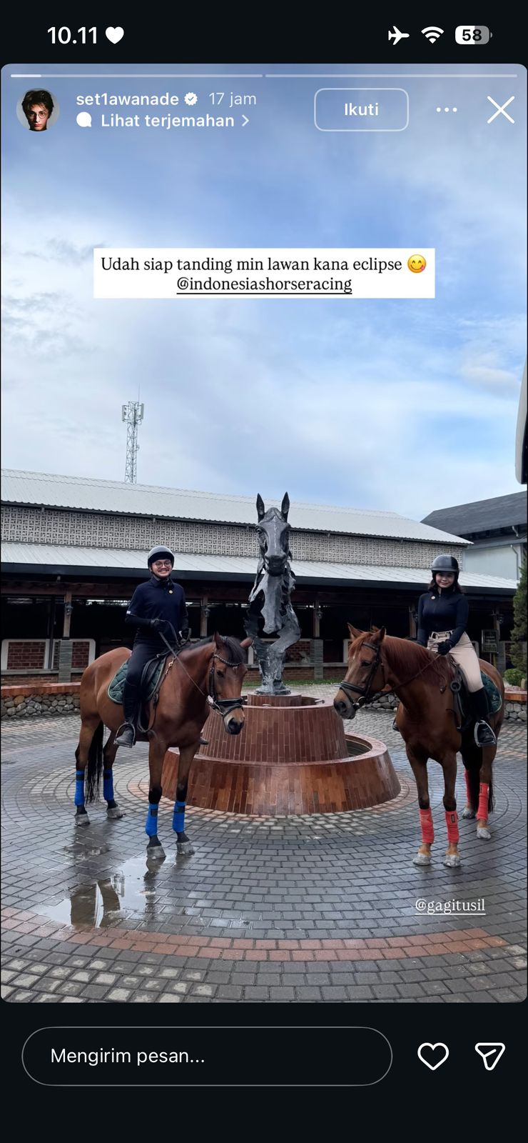 Penampakan Streamer Ade Setiawan kompak dengan sang pacar saat  menunggangi kuda. (tangkapan layar/Instagram)