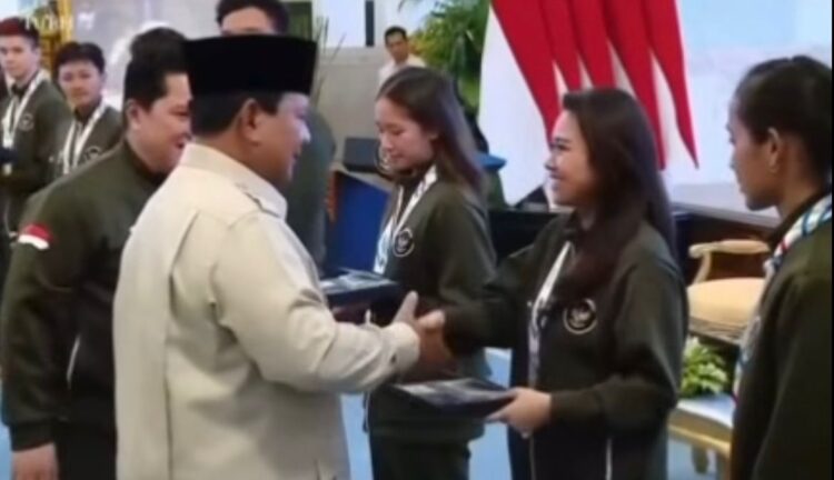 Dara Prameswari saat menerima bonus dari Presiden Prabowo Subianto atas usahanya dalam mengharumkan nama Indonesia di cabang olahraga berkuda.  (tangkapan layar/ist)