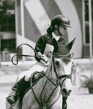 Narantraya Jeihan Widjaya, rider muda yang aktif mengikuti berbagai kompetisi show jumping. (tangkapan layar/Instagram)