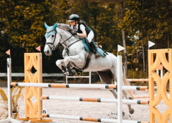 Narantraya Jeihan Widjaya, rider muda yang aktif mengikuti berbagai kompetisi show jumping. (tangkapan layar/Instagram)