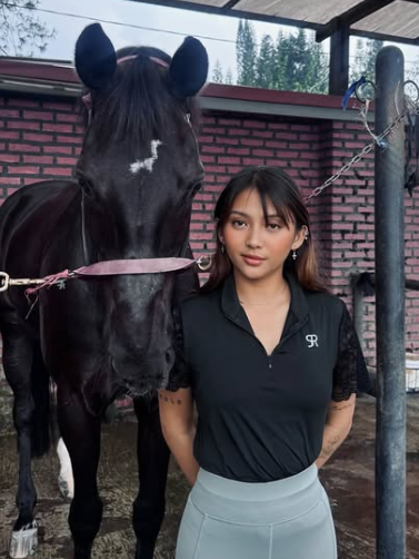 Sharonia Patricia Paruntu, atlet muda berkuda yang memiliki segudan talenta. (tangkapan layar/Instagram @sharoniapatricia)