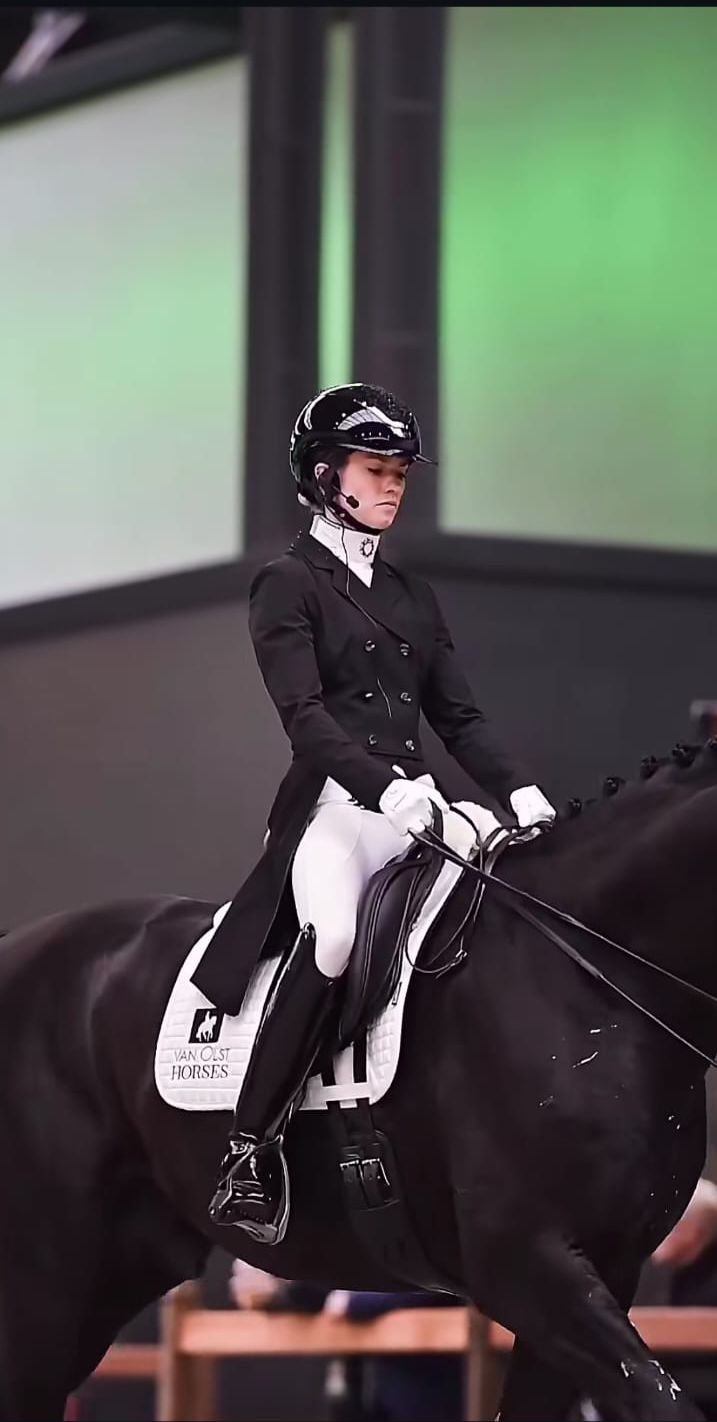 Penampilan ikonik Charlotte "Lottie" Fry dan kuda jantannya, Glamourdale di ajang dressage. (Tangkapan layar/Instagram Dressase FEI)