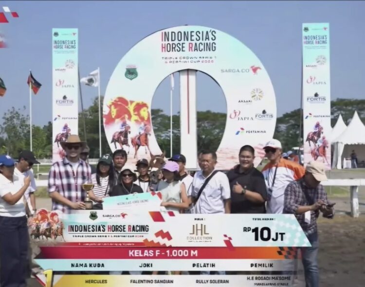 Hercules, kuda dari Manglayang Stable Jawa Barat berhasil menjadi juara 1 di ajang IHR Triple Crown Serie 1 & Pertiwi Cup 2026 yang digelar di Lintasan Pacuan Sultan Agung DIY pada Sabtu (4/4). (Tangkapan layar/ kanal Youtube IHR)