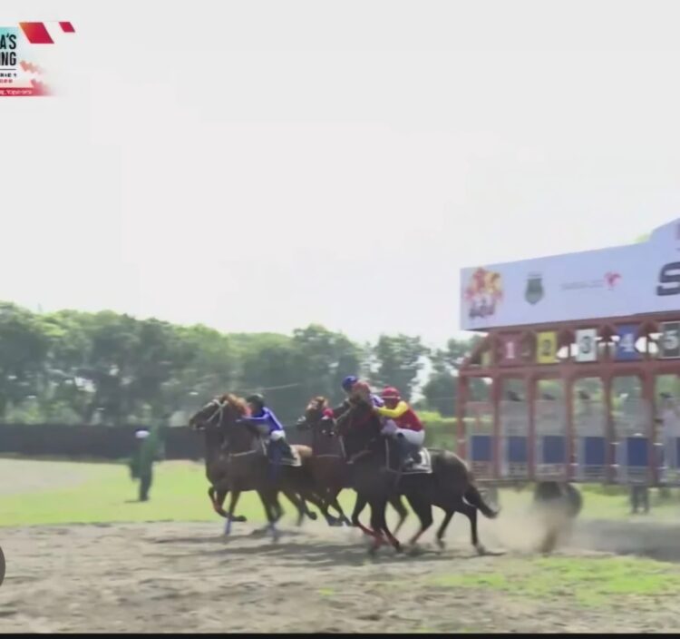 Penampakan para joki berkuda saat bertanding di ajang IHR Triple Crown Serie 1 dan Pertiwi Cup 2026 yang digelar di lintasan pacu Sultan Agung DIY pada Sabtu (4/4). (tangkapan layar/Dokumentasi Youtube Indonesia Horse Racing)
