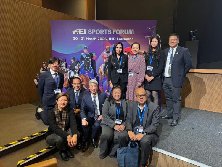 Aktivis olahraga Adinda Yuanita (berdiri di tengah)
berhasil raih beasiswa ASOIF Women’s Leadership Programme 2026. (dok istimewa)