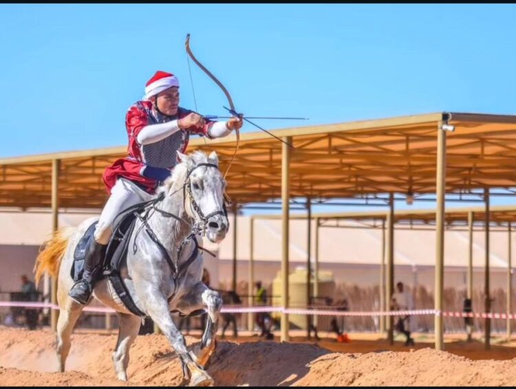 Dunia olahraga berkuda dibuat terpukau oleh sosok muda bernama Muhammad Yahya Ayyash. Atlet horseback archery kebanggaan Indonesia ini berhasil membuktikan bahwa kerja keras bisa membawa siapa saja bersaing di tingkat dunia.  (tangkapan layar/Instagram)