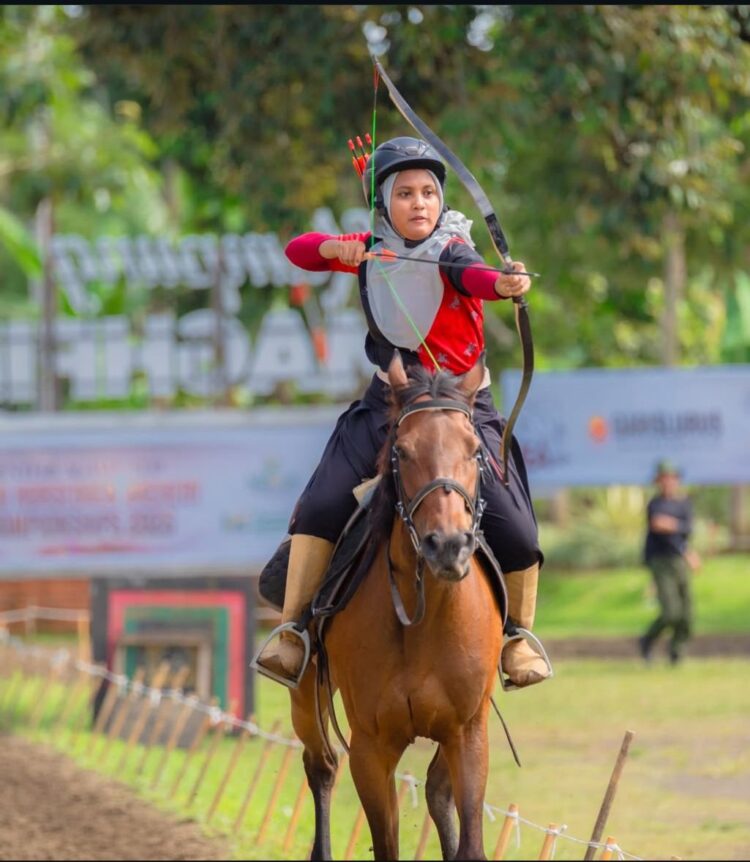 Arum Nazlus Shobah, atlet junior panahan berkuda (horseback archery) yang sudah mengantongi banyak prestasi dalam berbagai kompetisi. (tangkapan layar/Instagram)