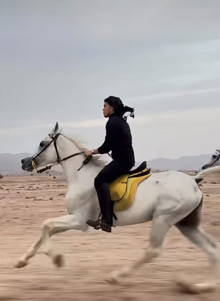 Kebersamaan keluarga dari Gen Halilintar ini kembali mencuri perhatian publik. Kali ini, Gen Halilintar menunjukkan kekompakannya saat mereka sedang berkuda di kawasan Madinah. (Dokumentasi Instagram Gen Halilintar)