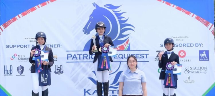 Belle Omera Mahvees (tengah) dari Equinara Horse Sports tampil trengginas dengan kuda Le Reine hingga berhasil menyabet Piala Kartini Cup 2026. (Dokumentasi Instagram The Hub Indonesia)