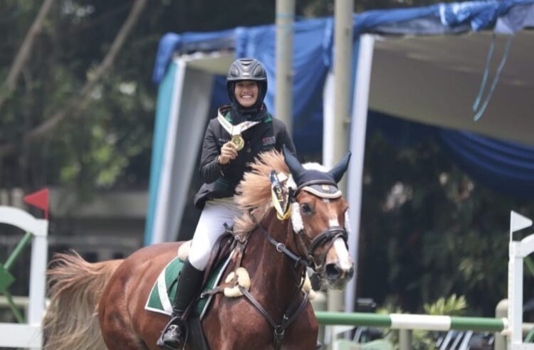 Nabila Putri Shariva salah satu rider berkuda equestrian yang memiliki banyak pengalaman di level kompetisi Indonesia. (Tangkapan layar/Instagram Instagram Bella Shavira)