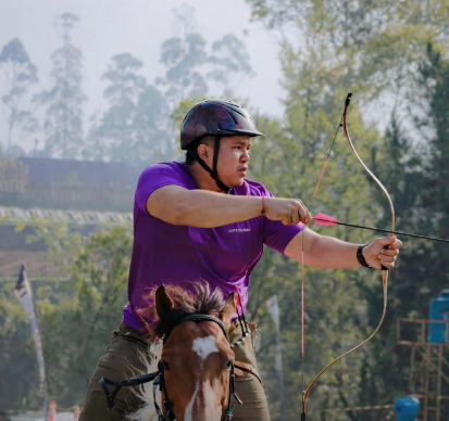 Nama Icad kini makin dikenal di dunia horseback archery atau panahan berkuda. Atlet asal Garut yang berlatih di bawah naungam Sudirman Stable ini terus menorehkan prestasi.  (tangkapan layar/Instagram @sudirman_stables)