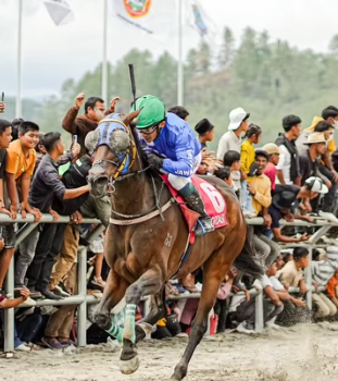 Jemmy Runtu, joki senior  yang memiliki segudang prestasi di sejumlan turnamen pacuan kuda. (tangkapan layar/Instagram)