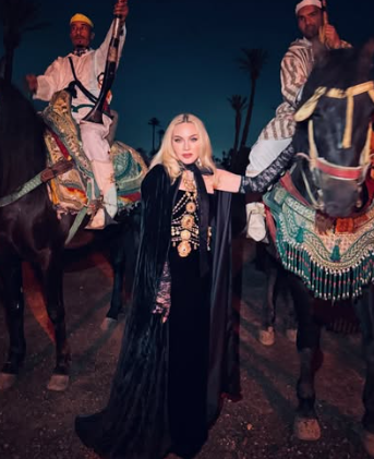 Penampilan Queen of Pop, Madonna saat berpose dengan dua penunggang kuda. (tangkapan layar/Instagram)
