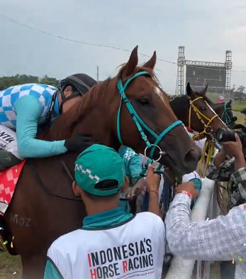 Kuda pacu bernama Maxi Of Khalim sukses keluar sebagai juara pertama dan mengamankan tiket awal menuju mahkota Triple Crown 2026.(tangkapan layar/TikTok @indonesiashorseracing)
