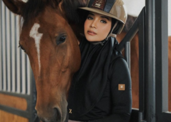 “Kembali ke Tempat Hatiku Berada”, Momen Zaskia Sungkar Lepas Rindu Berkuda di Rumah Baru Bogor