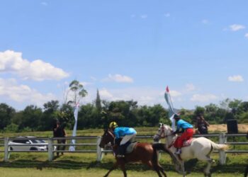 Sengitnya persaingan kuda pacu di Lapangan Siborong-borong, Tapanuli Utara, dalam ajang Kejurnas Pacuan Kuda 2026 memperebutkan Piala KONI Pusat.